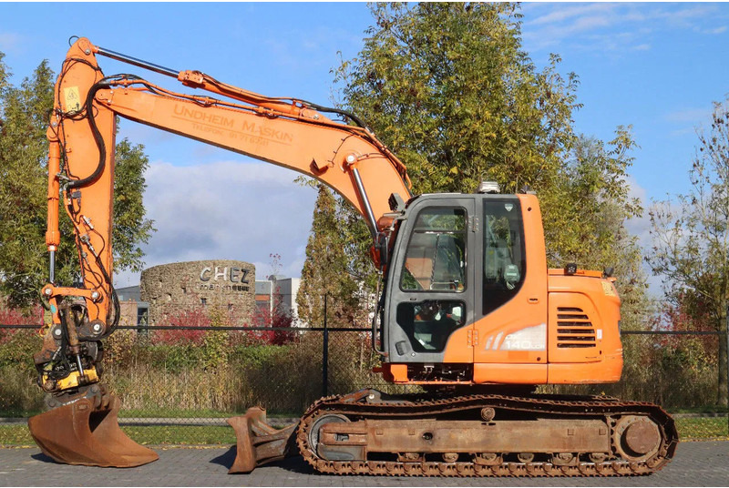 Doosan DX140LCR-3 | DX 140 LCR-3 | TILT ROTATOR | BUCKET | DOZERBLADE - Pelle sur chenille: photos 1 Doosan DX140LCR-3 | DX 140 LCR-3 | TILT ROTATOR | BUCKET | DOZERBLADE - Pelle sur chenille: photos 1