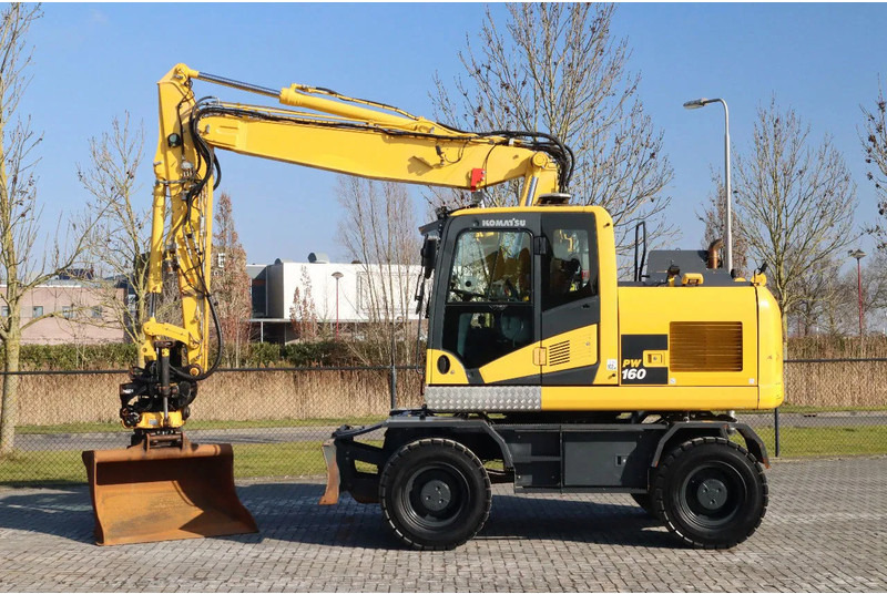 Komatsu PW160-11 | ENGCON TILTROTATOR | BUCKET | TRAILER HYDR. - Pelle sur pneus: photos 1 Komatsu PW160-11 | ENGCON TILTROTATOR | BUCKET | TRAILER HYDR. - Pelle sur pneus: photos 1