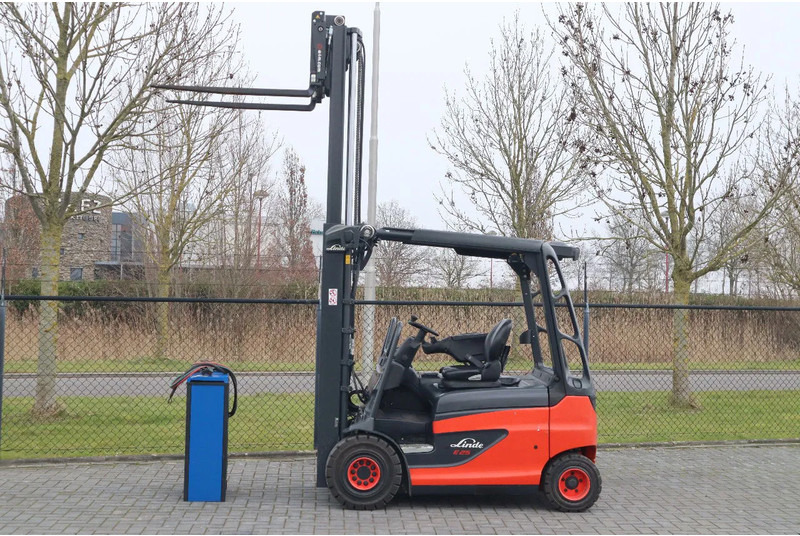 Linde E25 R-01 ROADSTER | DEMO | SIDESHIFT | FORK SPREADERS - Chariot élévateur électrique: photos 1 Linde E25 R-01 ROADSTER | DEMO | SIDESHIFT | FORK SPREADERS - Chariot élévateur électrique: photos 1
