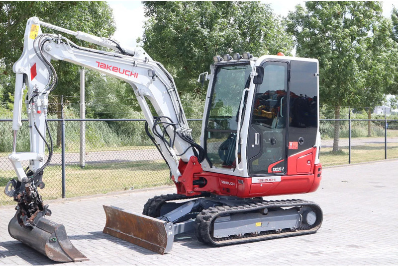 Takeuchi TB235-2 | TREE CUTTER | GRAB | TILT + 5 ATTACHMENTS - Mini pelle: photos 2 Takeuchi TB235-2 | TREE CUTTER | GRAB | TILT + 5 ATTACHMENTS - Mini pelle: photos 2