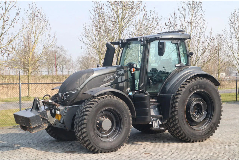 Valtra T234 D UNLIMITED | FRONT PTO | 53 KM/H | FULL OPTION - Tracteur agricole: photos 1 Valtra T234 D UNLIMITED | FRONT PTO | 53 KM/H | FULL OPTION - Tracteur agricole: photos 1