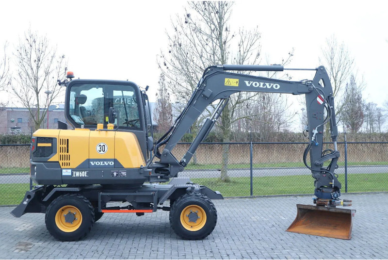 Volvo EW 60 E | DEMO | 30 KM/H | ROTOTILT + GRIPPER | BUCKET - Pelle sur pneus: photos 4 Volvo EW 60 E | DEMO | 30 KM/H | ROTOTILT + GRIPPER | BUCKET - Pelle sur pneus: photos 4