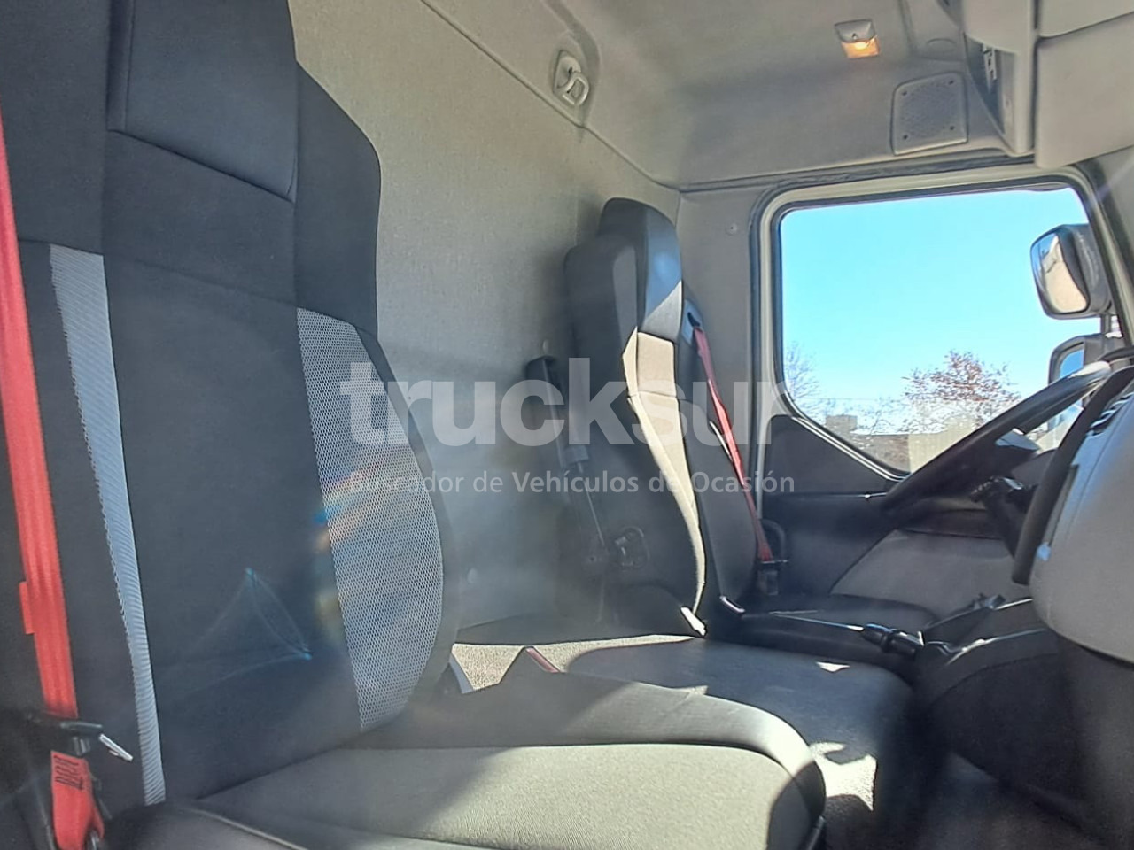 Photo d'intérieur 1: Camion frigorifique RENAULT D13.240