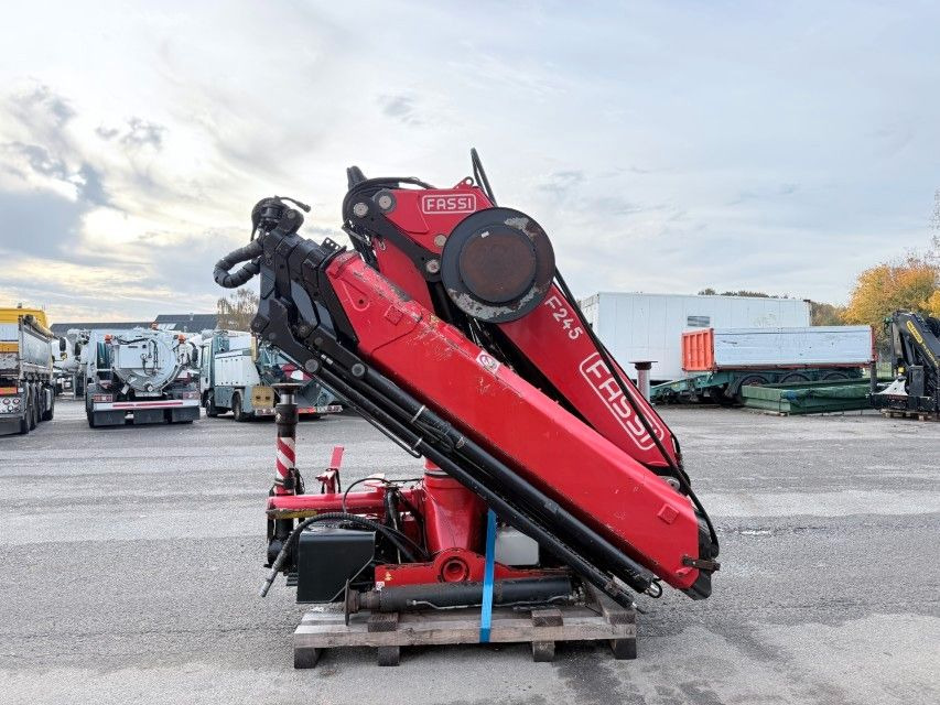 Fassi F245A.2.25 E-Dynamic Radio Remote / Crane - Camion grue: photos 1 Fassi F245A.2.25 E-Dynamic Radio Remote / Crane - Camion grue: photos 1