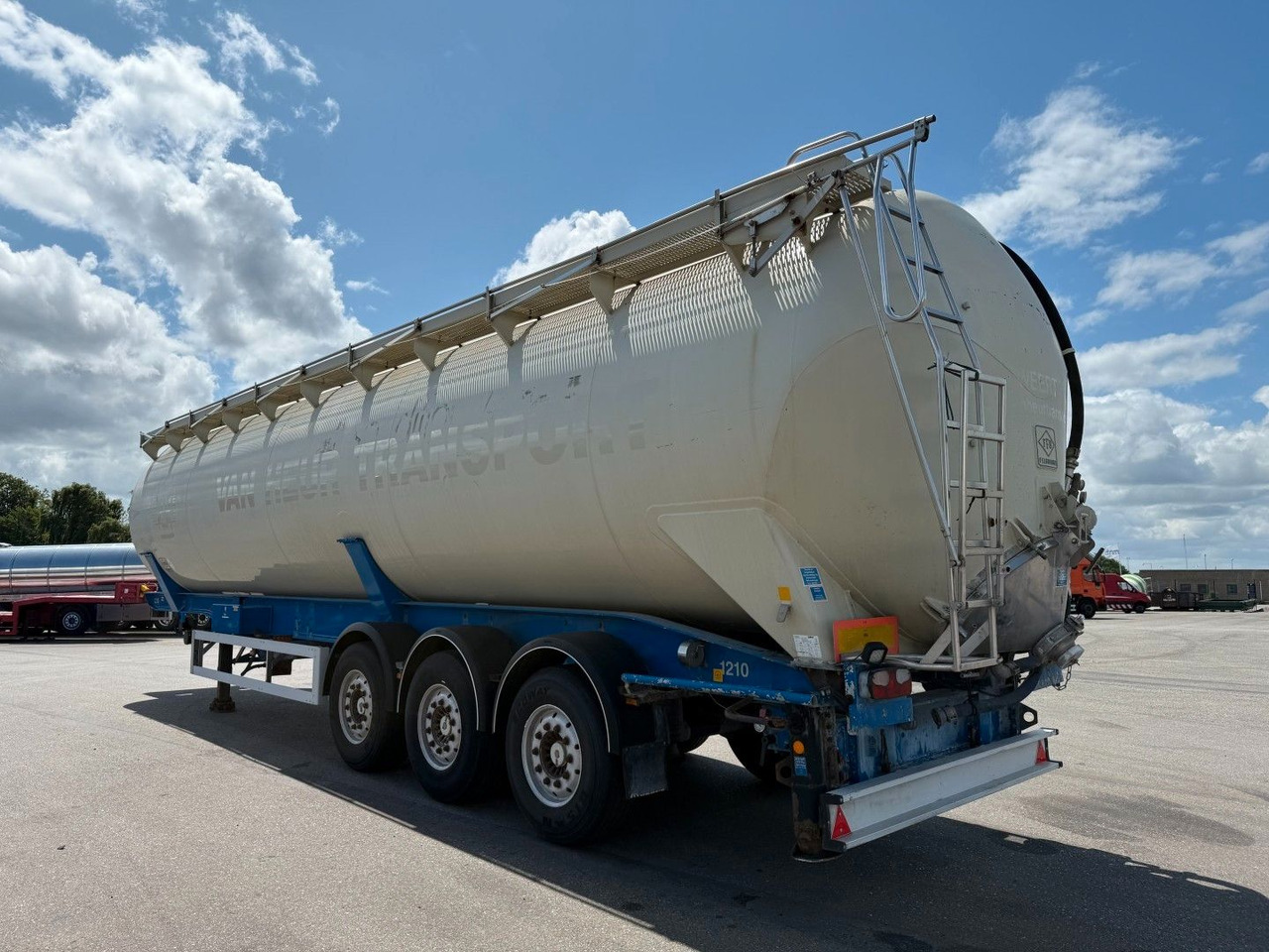 Feldbinder 3 axle 63 m3 Silo trailer Feldbinder 3 axle 63 m3 Silo trailer - Citerne pulvérulente: photos 4 Feldbinder 3 axle 63 m3 Silo trailer Feldbinder 3 axle 63 m3 Silo trailer - Citerne pulvérulente: photos 4