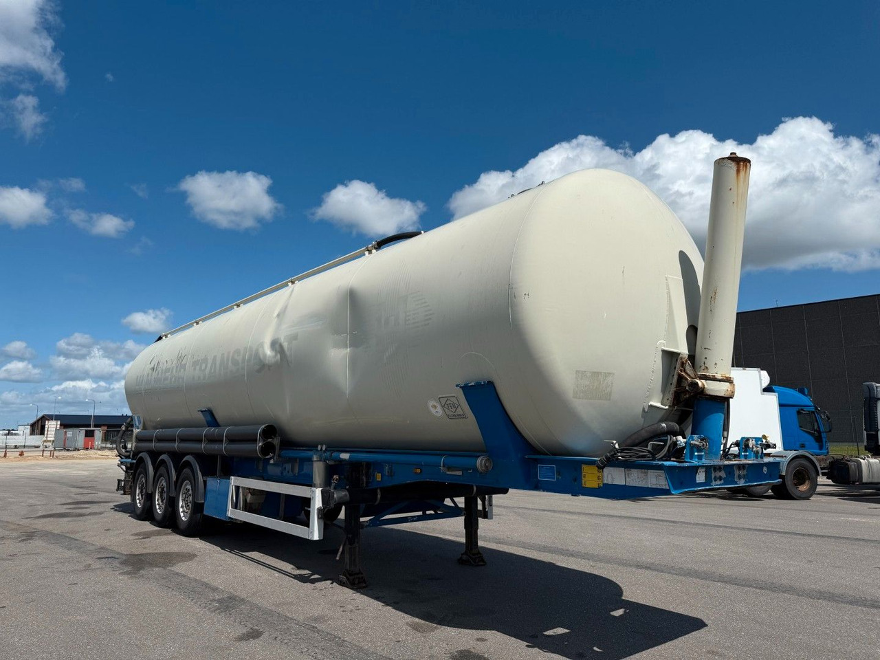 Feldbinder 3 axle 63 m3 Silo trailer Feldbinder 3 axle 63 m3 Silo trailer - Citerne pulvérulente: photos 2 Feldbinder 3 axle 63 m3 Silo trailer Feldbinder 3 axle 63 m3 Silo trailer - Citerne pulvérulente: photos 2