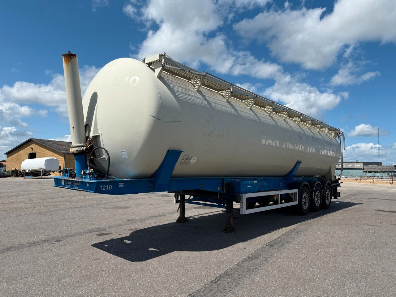 Feldbinder 3 axle 63 m3 Silo trailer Feldbinder 3 axle 63 m3 Silo trailer - Citerne pulvérulente: photos 1 Feldbinder 3 axle 63 m3 Silo trailer Feldbinder 3 axle 63 m3 Silo trailer - Citerne pulvérulente: photos 1