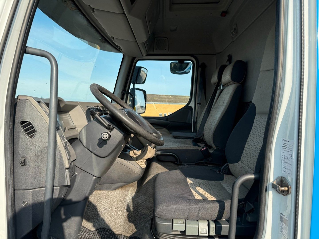 Renault Midlum 220 DXI 4x2 6.0 Box / Koffer - Camion fourgon: photos 5 Renault Midlum 220 DXI 4x2 6.0 Box / Koffer - Camion fourgon: photos 5