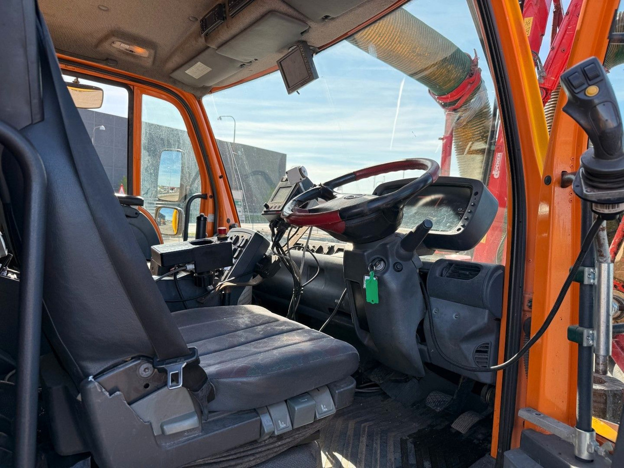 Unimog U500 4x4 / Dücker Kipper / Saug / Mäher MKT 15R - Camion benne: photos 5 Unimog U500 4x4 / Dücker Kipper / Saug / Mäher MKT 15R - Camion benne: photos 5