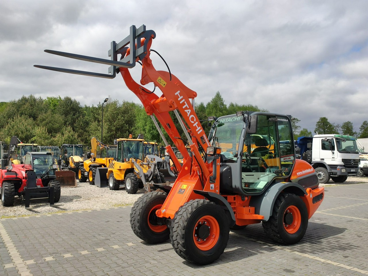 Hitachi ZW75 Wheel Loader Szybko-Złącze Widły Stan Bardzo Dobry - Chargeuse sur pneus: photos 1 Hitachi ZW75 Wheel Loader Szybko-Złącze Widły Stan Bardzo Dobry - Chargeuse sur pneus: photos 1