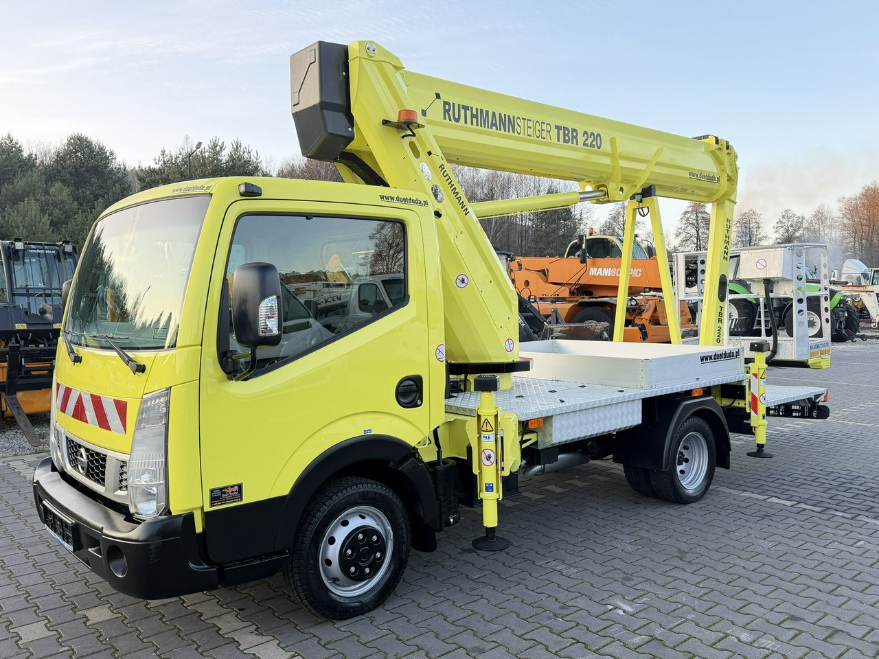 Nissan Cabstar - Camion avec nacelle: photos 2 Nissan Cabstar - Camion avec nacelle: photos 2