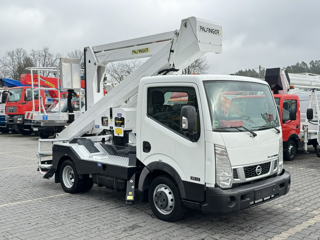 Nissan Cabstar - Camion avec nacelle: photos 1 Nissan Cabstar - Camion avec nacelle: photos 1