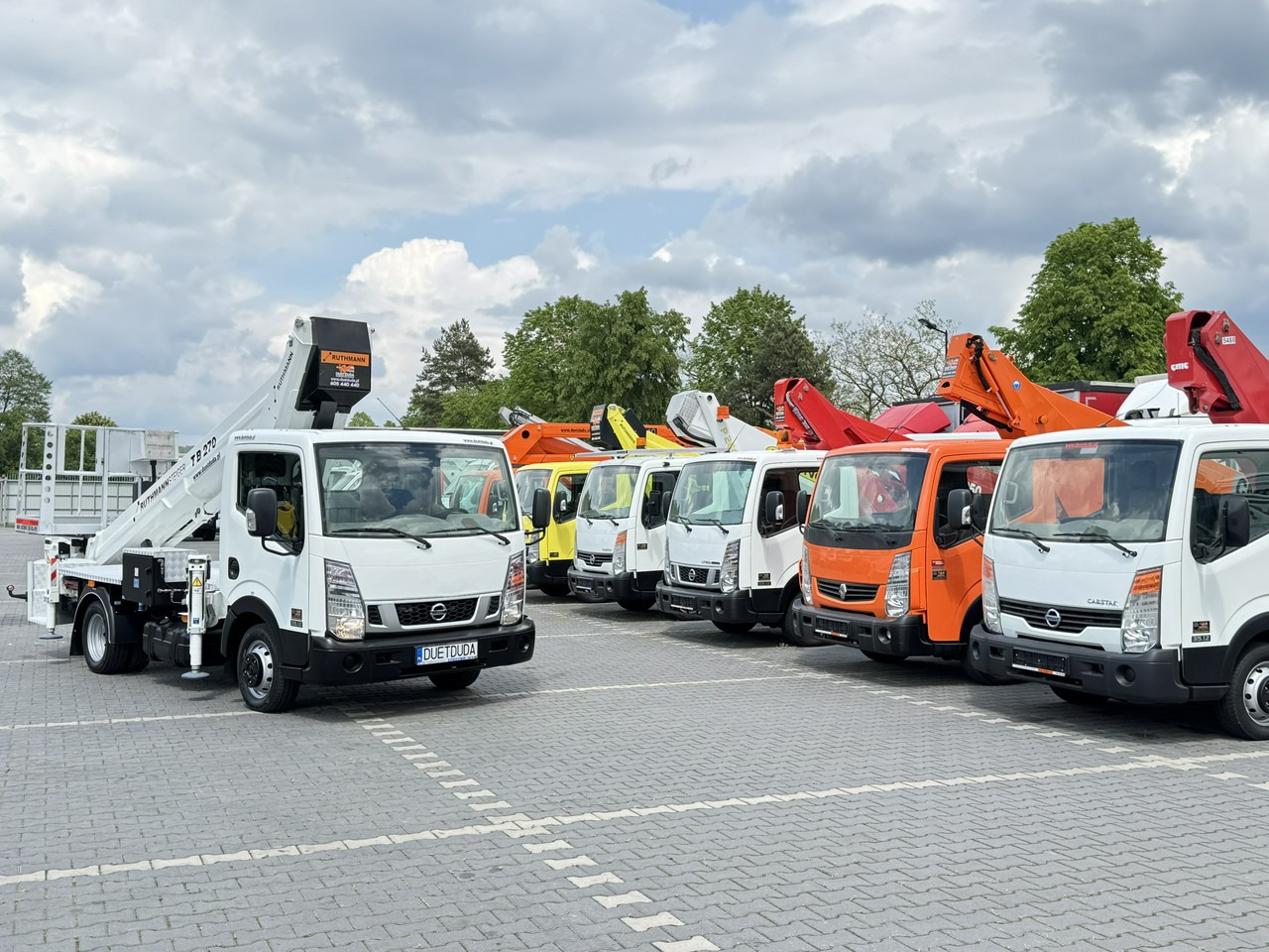 Nissan Cabstar - Camion avec nacelle: photos 1 Nissan Cabstar - Camion avec nacelle: photos 1