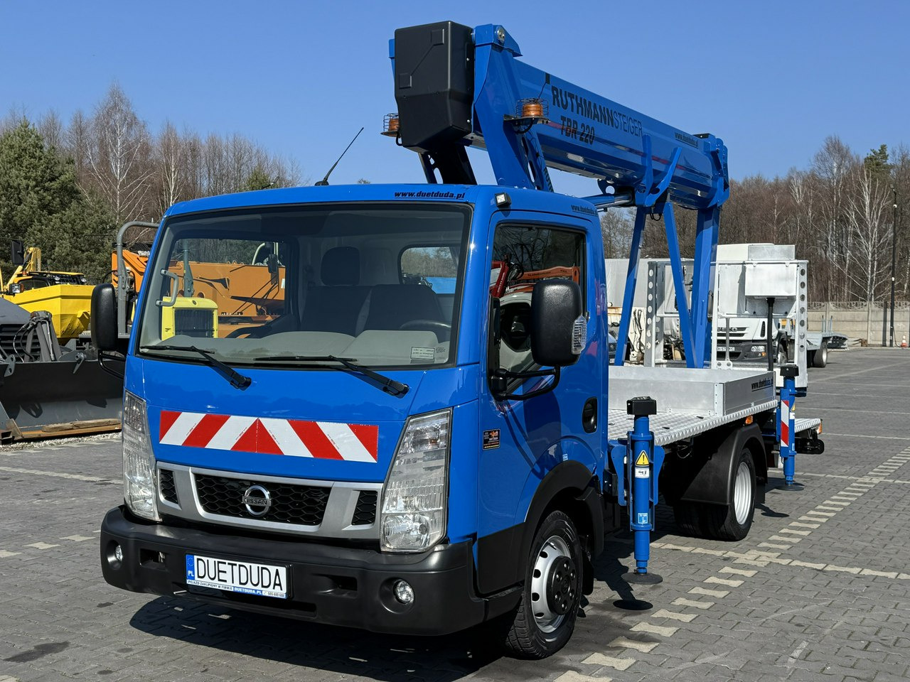 Nissan Cabstar - Camion avec nacelle: photos 3 Nissan Cabstar - Camion avec nacelle: photos 3