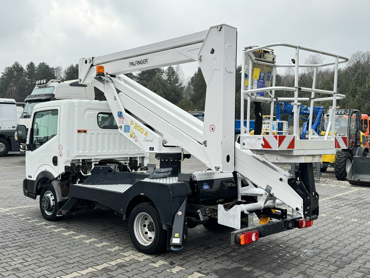 Nissan Cabstar - Camion avec nacelle: photos 4 Nissan Cabstar - Camion avec nacelle: photos 4
