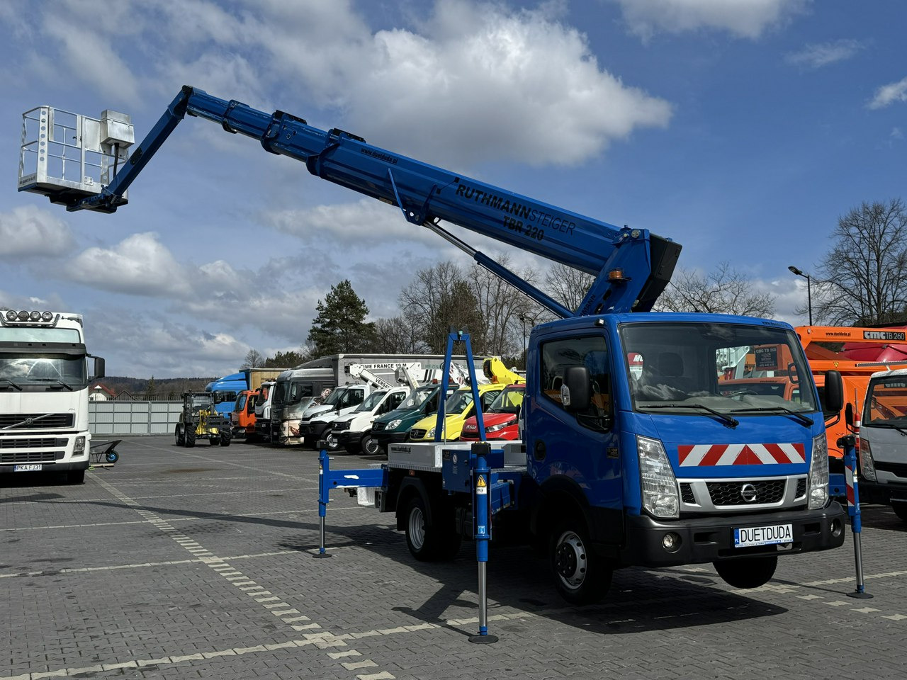 Nissan Cabstar - Camion avec nacelle: photos 4 Nissan Cabstar - Camion avec nacelle: photos 4