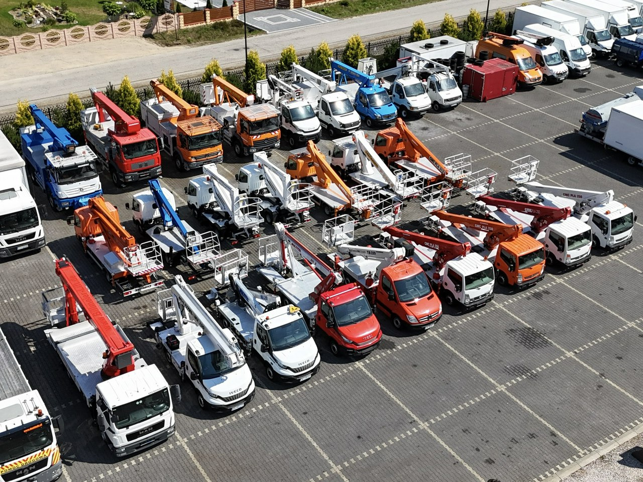 Nissan Zwyżka Podnośnik Koszowy 4X4 CABSTAR MAXITY SPRINTER - Camion avec nacelle: photos 2 Nissan Zwyżka Podnośnik Koszowy 4X4 CABSTAR MAXITY SPRINTER - Camion avec nacelle: photos 2