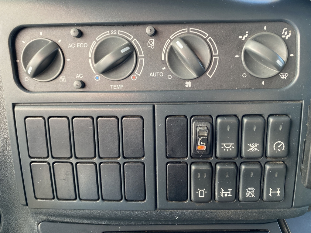 Camion plateau, Camion grue MAN TGM 15.290 4x2 BL / HIAB Faltkran: photos 30