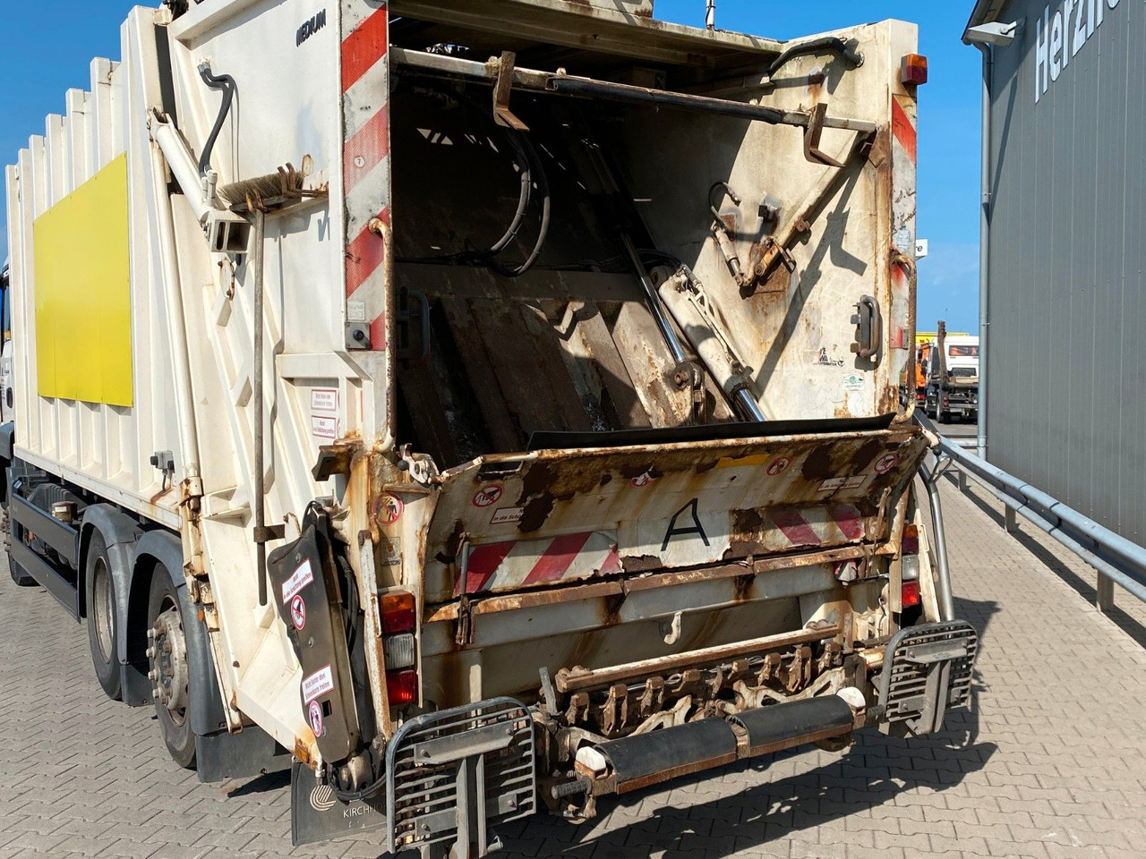 MAN TGS 26.320 6x2-4 | Zöller Medium X2EC24*3x Sitze - Benne à ordures ménagères: photos 3 MAN TGS 26.320 6x2-4 | Zöller Medium X2EC24*3x Sitze - Benne à ordures ménagères: photos 3