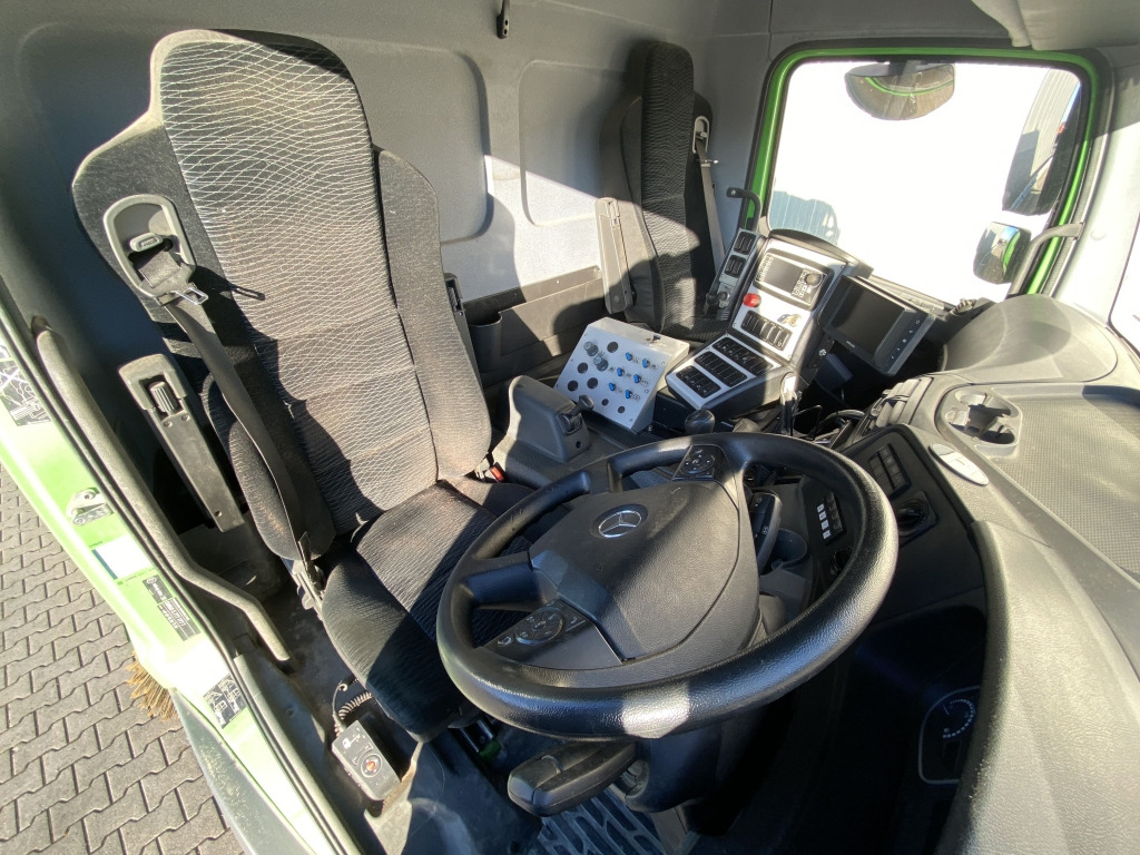 Mercedes-Benz 1323 LKO Atego - Balayeuse de voirie: photos 5 Mercedes-Benz 1323 LKO Atego - Balayeuse de voirie: photos 5