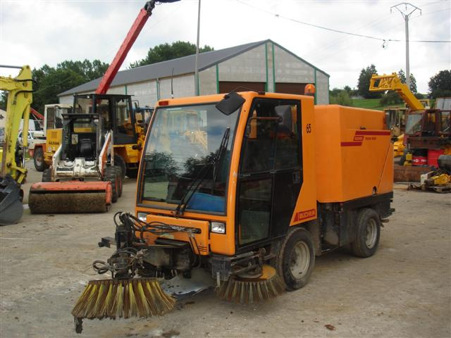 Bucher CITY CAT 2000 - Balayeuse de voirie: photos 1 Bucher CITY CAT 2000 - Balayeuse de voirie: photos 1