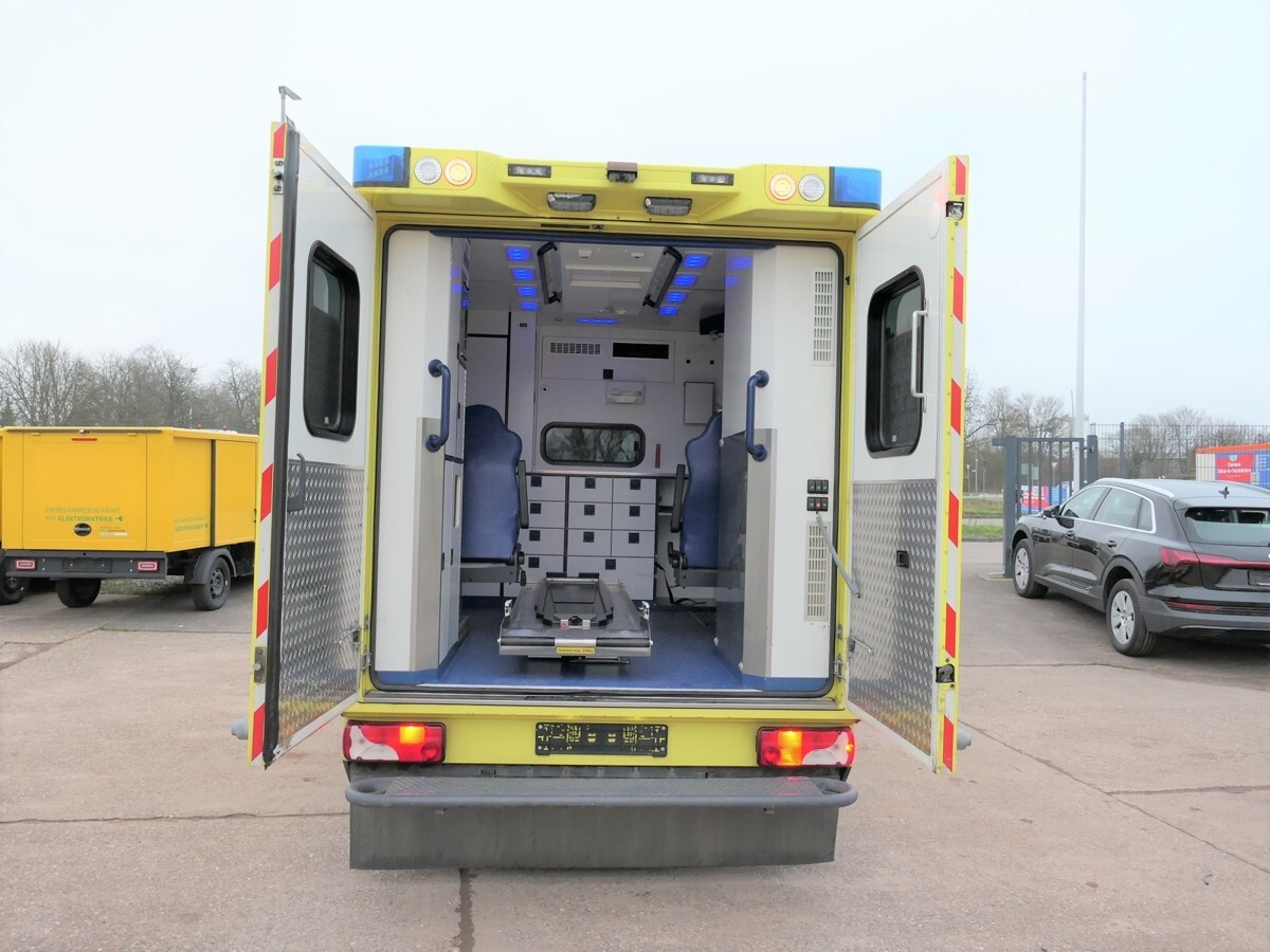 MERCEDES-BENZ Sprinter II 516 CDI KLIMA KRANKENWAGEN RTW AUTOM - Ambulance: photos 2 MERCEDES-BENZ Sprinter II 516 CDI KLIMA KRANKENWAGEN RTW AUTOM - Ambulance: photos 2
