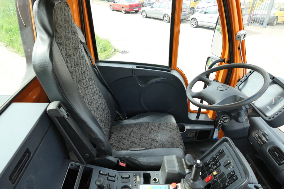 Photo d'intérieur 1: Camion plateau, Véhicule de voirie/ Spécial UNIMOG U400  405/12 AHK KLIMA ZAPFWELLE vorn SFZ KOMMUN