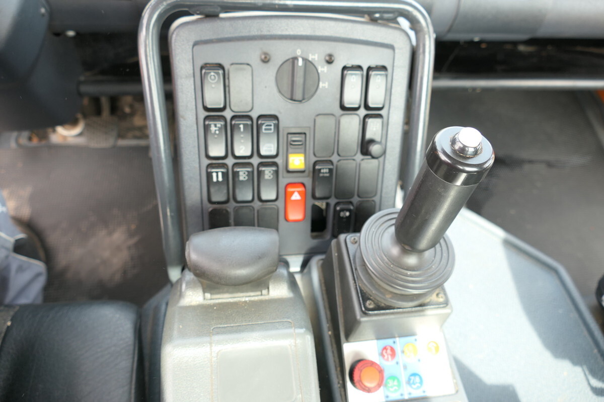Camion plateau, Véhicule de voirie/ Spécial UNIMOG U400  405/12 AHK KLIMA ZAPFWELLE vorn SFZ KOMMUN: photos 16