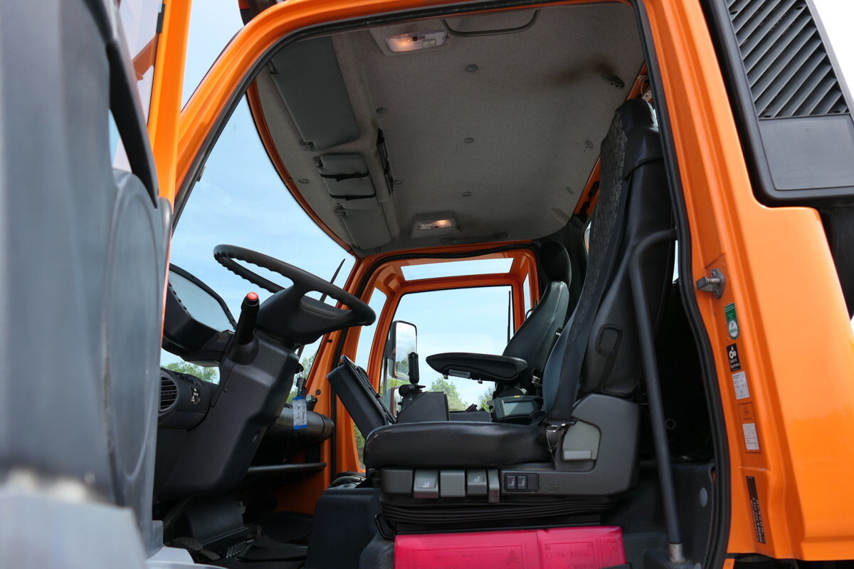 Photo d'intérieur 2: Camion plateau, Véhicule de voirie/ Spécial UNIMOG U400  405/12 AHK KLIMA ZAPFWELLE vorn SFZ KOMMUN