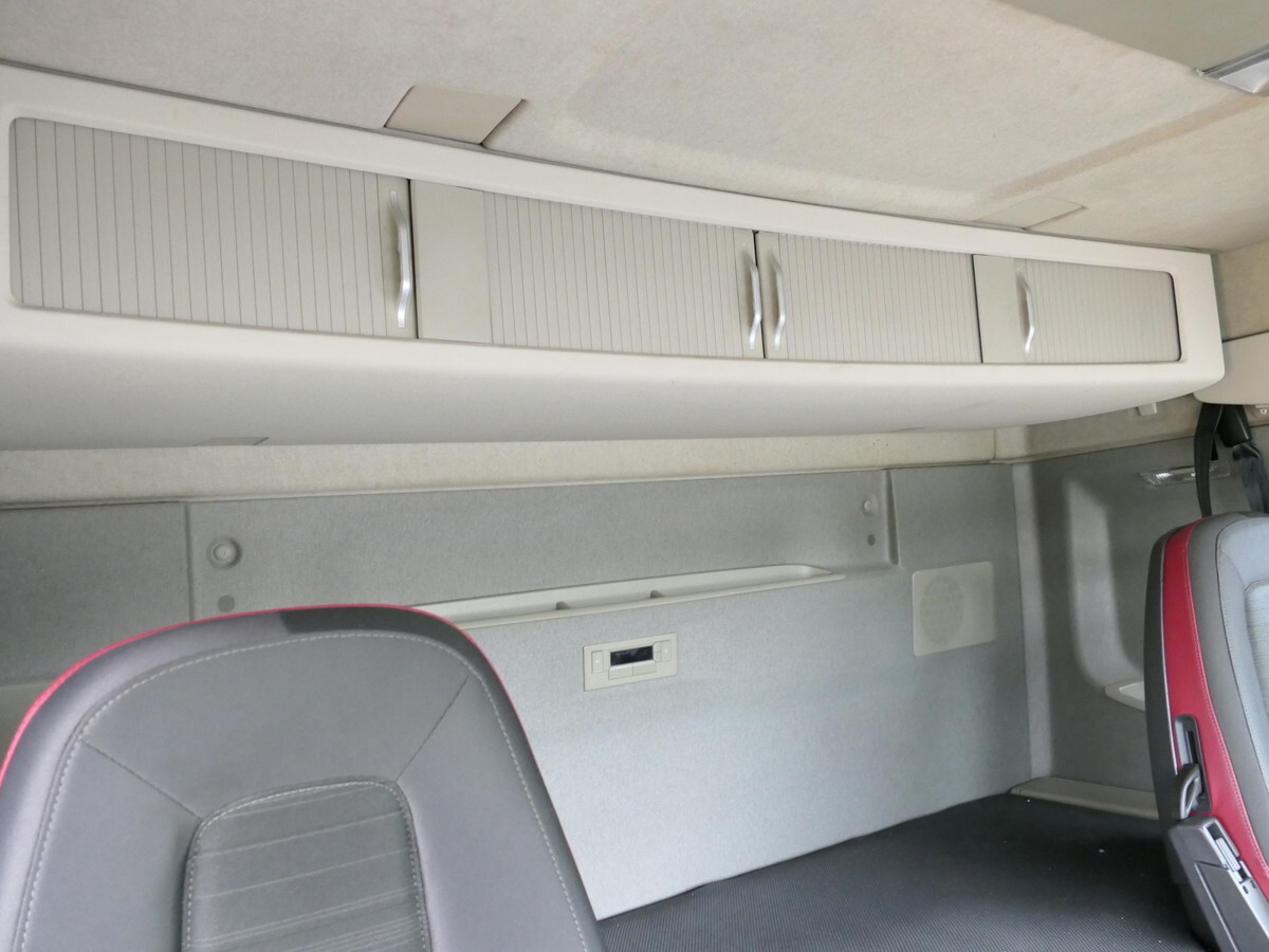 Camion fourgon VOLVO FH 26.420 6x2 BDF: photos 9