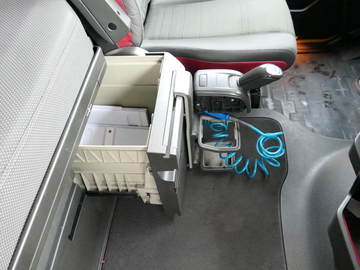 Camion fourgon VOLVO FH 26.420 6x2 BDF: photos 12