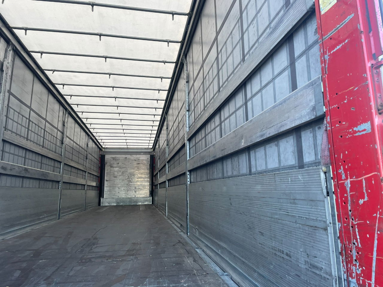 Semi-remorque rideaux coulissants Schmitz Cargobull SCB-S3T EN 12642-XL / Allu borden / disc brakes / 2 x toolbox / tuf 4-2026: photos 6 Semi-remorque rideaux coulissants Schmitz Cargobull SCB-S3T EN 12642-XL / Allu borden / disc brakes / 2 x toolbox / tuf 4-2026: photos 6