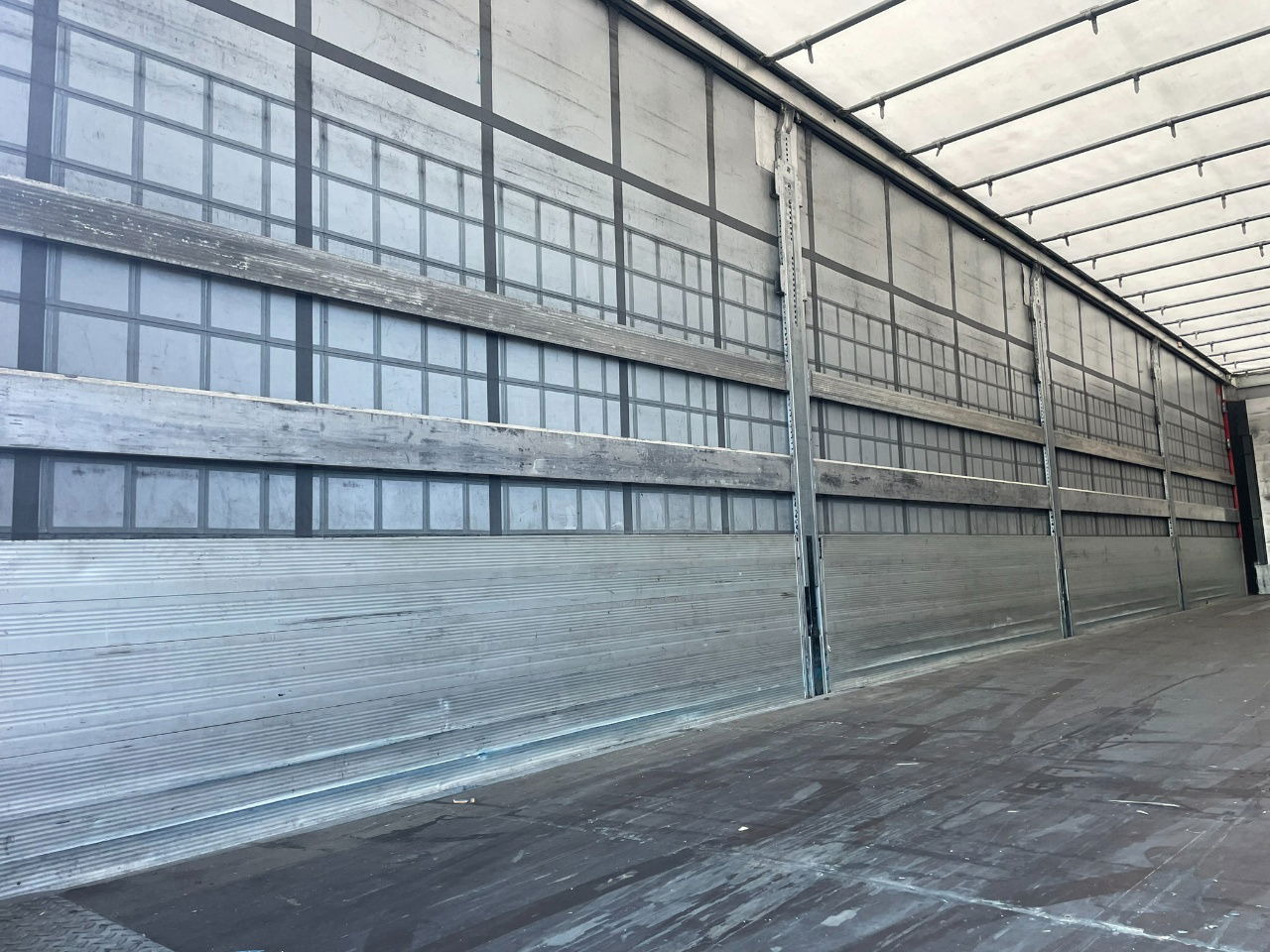 Semi-remorque rideaux coulissants Schmitz Cargobull SCB-S3T EN 12642-XL / Allu borden / disc brakes / 2 x toolbox / tuf 4-2026: photos 7 Semi-remorque rideaux coulissants Schmitz Cargobull SCB-S3T EN 12642-XL / Allu borden / disc brakes / 2 x toolbox / tuf 4-2026: photos 7