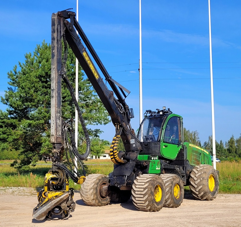 JOHN DEERE 1070 E - Abatteuse: photos 1 JOHN DEERE 1070 E - Abatteuse: photos 1