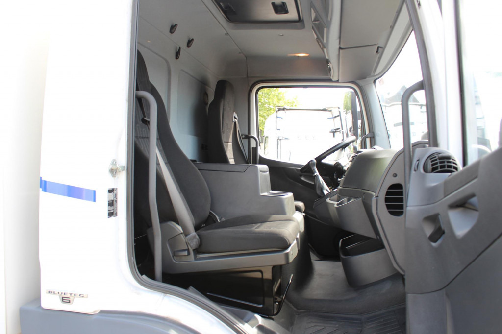 Mercedes-Benz Atego 1221 E6 Koffer Klima LDW Schalter LBW - Camion: photos 4 Mercedes-Benz Atego 1221 E6 Koffer Klima LDW Schalter LBW - Camion: photos 4