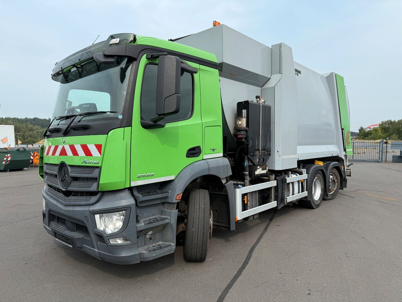 Mercedes-Benz Antos 2533 Seitenlader Zoeller SLF XL - Benne à ordures ménagères: photos 1 Mercedes-Benz Antos 2533 Seitenlader Zoeller SLF XL - Benne à ordures ménagères: photos 1