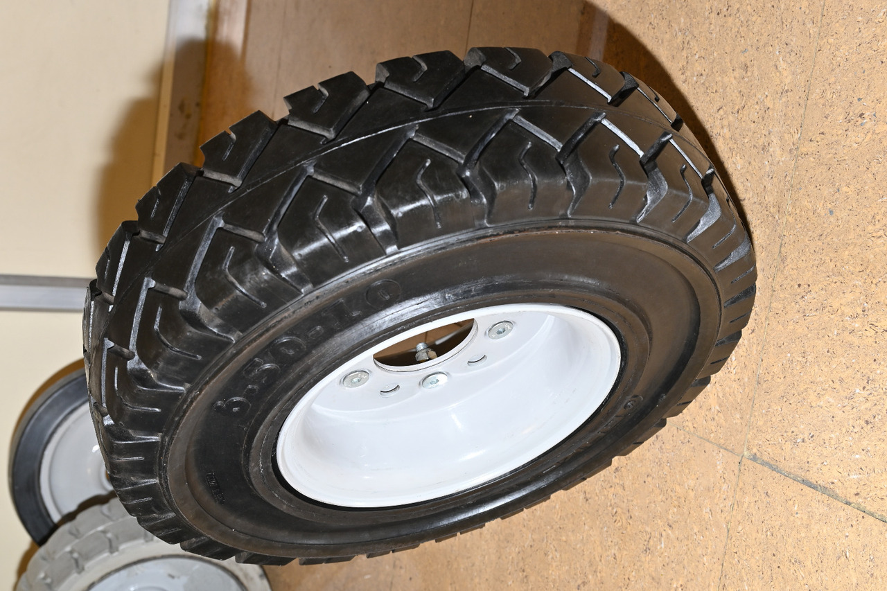 EuroSolid 6.00-9 - Pneu pour Tracteur à bagages: photos 1 EuroSolid 6.00-9 - Pneu pour Tracteur à bagages: photos 1