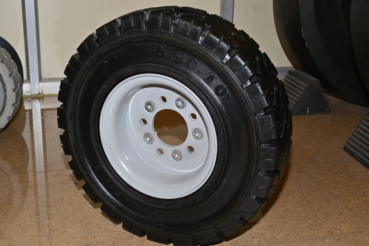 EuroSolid 7.00-12 - Pneu pour Tracteur à bagages: photos 1 EuroSolid 7.00-12 - Pneu pour Tracteur à bagages: photos 1