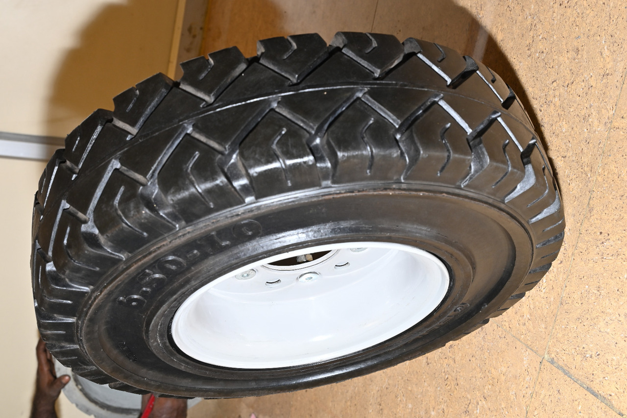 EuroSolid 7.00-12 - Pneu pour Tracteur à bagages: photos 2 EuroSolid 7.00-12 - Pneu pour Tracteur à bagages: photos 2