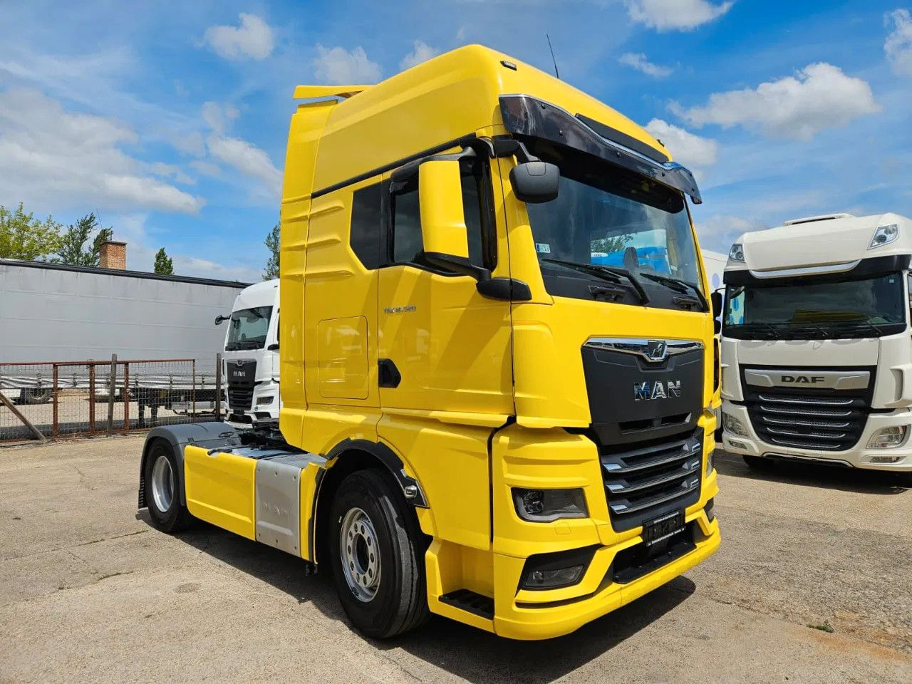 MAN TGX 18.520 XXL Standard Yellow Full Spoiler Big - Tracteur routier: photos 2 MAN TGX 18.520 XXL Standard Yellow Full Spoiler Big - Tracteur routier: photos 2
