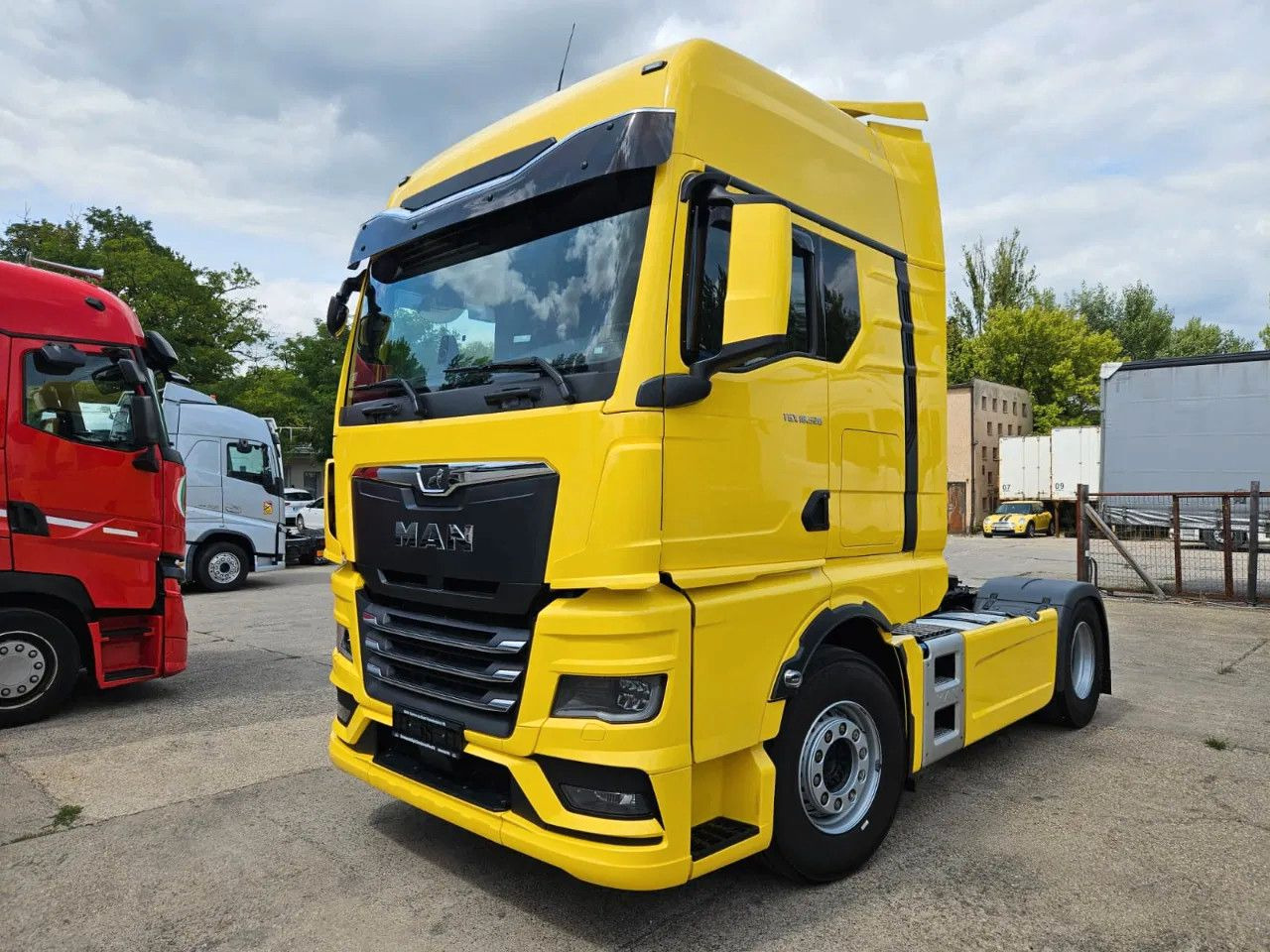 MAN TGX 18.520 XXL Standard Yellow Full Spoiler Big - Tracteur routier: photos 1 MAN TGX 18.520 XXL Standard Yellow Full Spoiler Big - Tracteur routier: photos 1