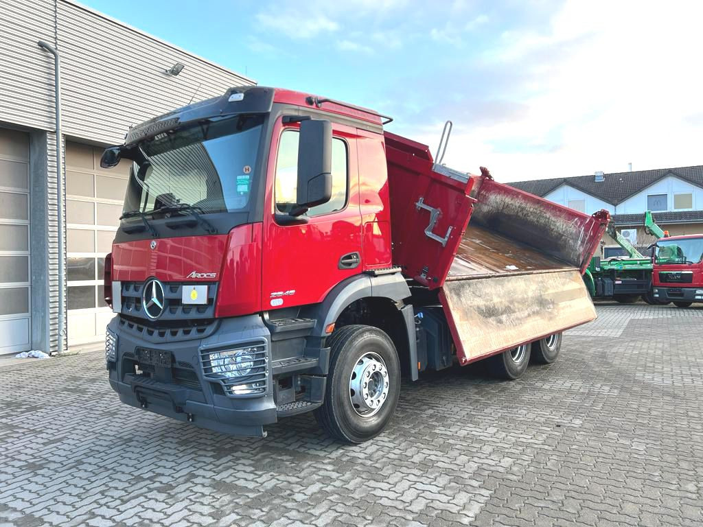 Mercedes-Benz Arocs 3-Achs Kipper 2646 6x4 Bordmatik nur 69TKM - Camion benne: photos 1 Mercedes-Benz Arocs 3-Achs Kipper 2646 6x4 Bordmatik nur 69TKM - Camion benne: photos 1