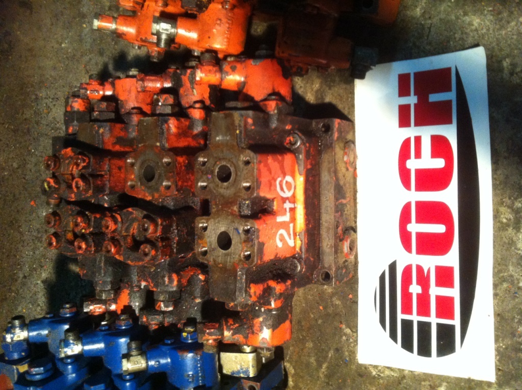 LINDE 668675095509 VW18 5640+ VW18 5620 - 3 SEKCYJNY - Valve hydraulique pour Engins de chantier: photos 1 LINDE 668675095509 VW18 5640+ VW18 5620 - 3 SEKCYJNY - Valve hydraulique pour Engins de chantier: photos 1