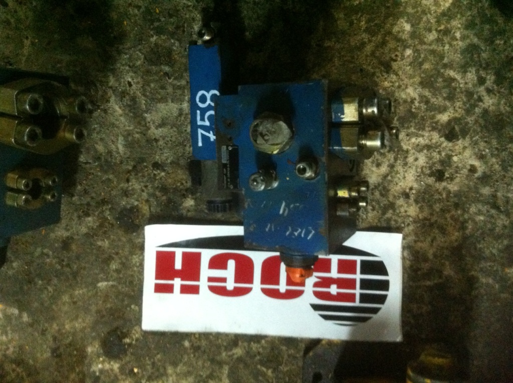 MANNESMANN REXROTH MHRCM25D2/EG26C1M 0002024 0929549 Q44 LFA25PZWA2-3-70/315P250 + 4WE6 D61/EG26C4 S0793 00932729 Q40 + CEWKA 069998 347 26VDC 1,15 - Valve hydraulique pour Chargeuse sur pneus: photos 1 MANNESMANN REXROTH MHRCM25D2/EG26C1M 0002024 0929549 Q44 LFA25PZWA2-3-70/315P250 + 4WE6 D61/EG26C4 S0793 00932729 Q40 + CEWKA 069998 347 26VDC 1,15 - Valve hydraulique pour Chargeuse sur pneus: photos 1