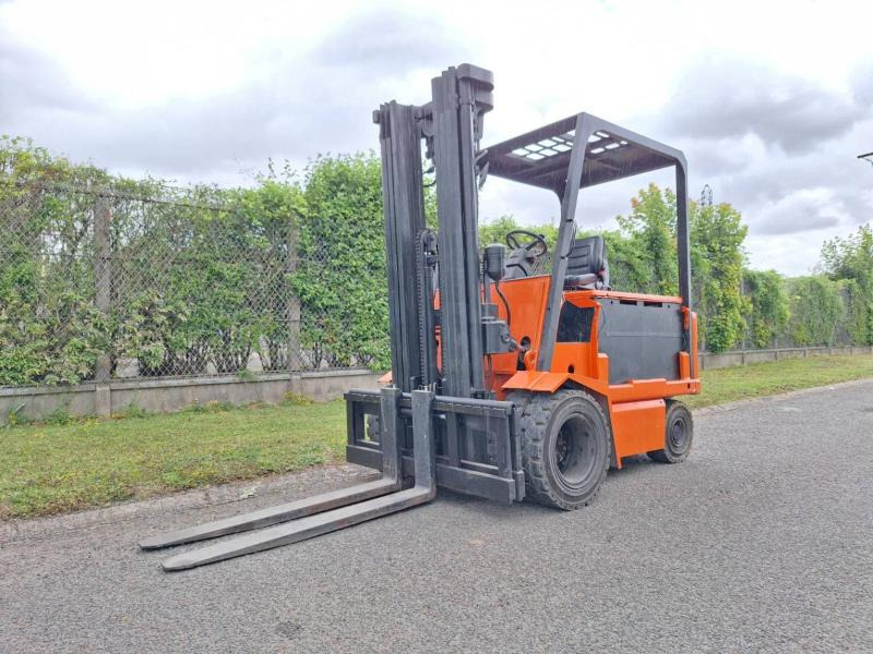 Carer R45N5 - Chariot élévateur électrique: photos 1 Carer R45N5 - Chariot élévateur électrique: photos 1