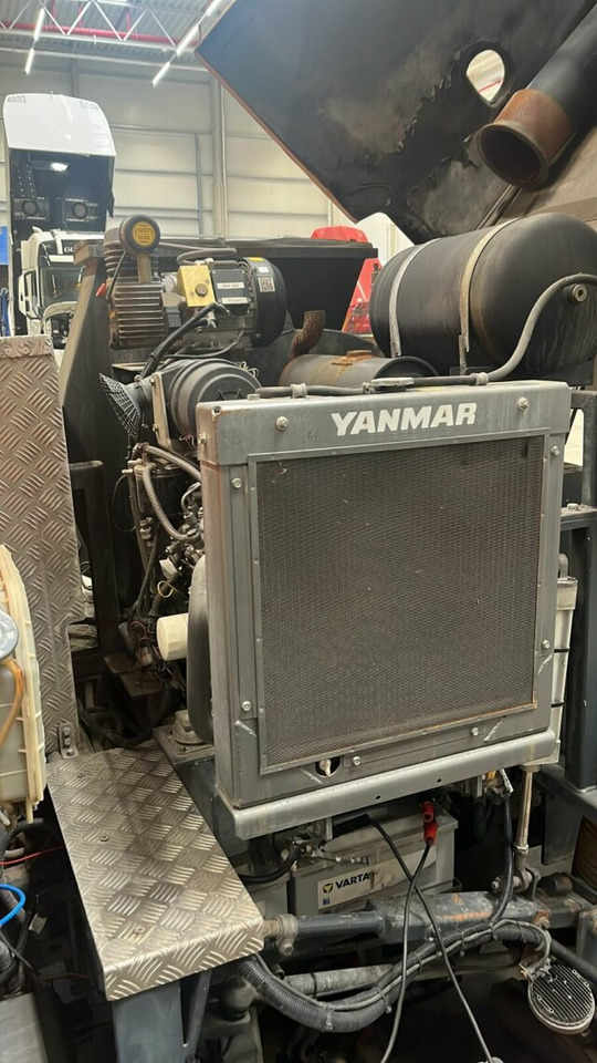 Mitsubishi Canter FUSO Kehrmaschine BROCK SL140 4 m³ - Balayeuse de voirie: photos 2 Mitsubishi Canter FUSO Kehrmaschine BROCK SL140 4 m³ - Balayeuse de voirie: photos 2