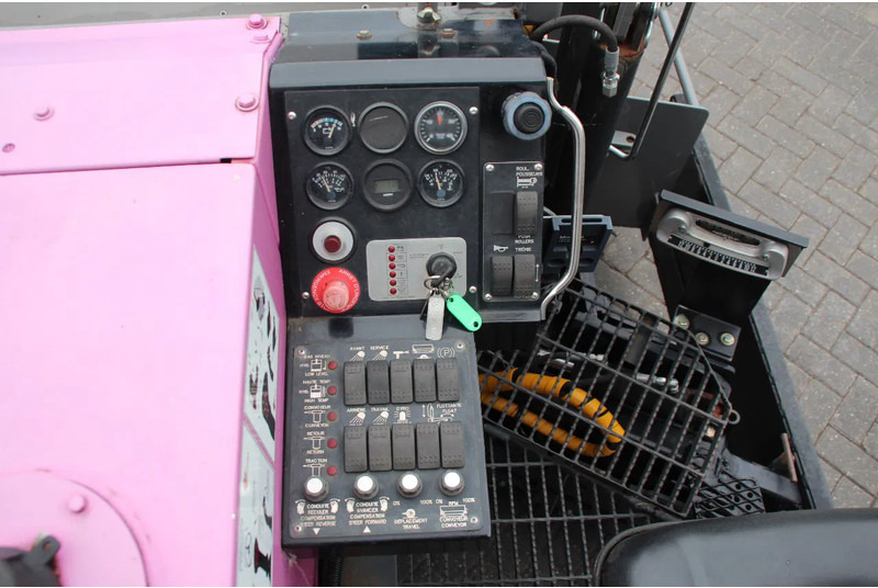 TANGUAY WP50 Bermverharder - Paved shoulder - Shoulderpavement - Straßenrandbefe TANGUAY WP50 - Engins de chantier: photos 4 TANGUAY WP50 Bermverharder - Paved shoulder - Shoulderpavement - Straßenrandbefe TANGUAY WP50 - Engins de chantier: photos 4