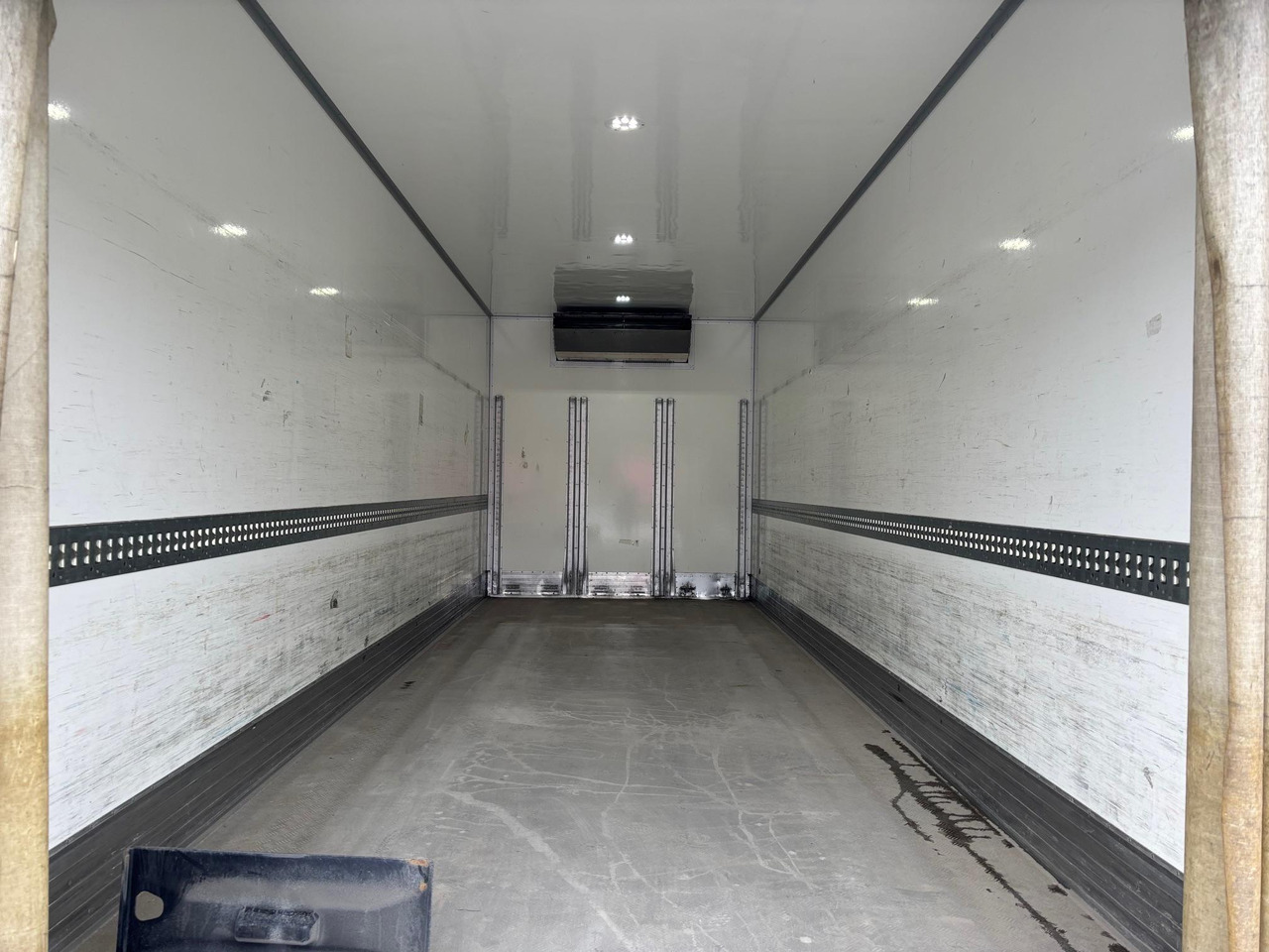 Camion frigorifique VOLVO FM330: photos 9
