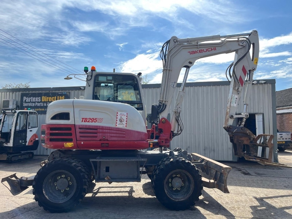 Takeuchi TB 295 W - Pelle sur pneus: photos 1 Takeuchi TB 295 W - Pelle sur pneus: photos 1