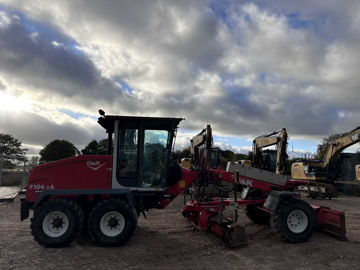 NEW HOLLAND F 106.5 - 6x6 Laser Topcon- Klima Cummins 6 Zyl. - Niveleuse: photos 2 NEW HOLLAND F 106.5 - 6x6 Laser Topcon- Klima Cummins 6 Zyl. - Niveleuse: photos 2